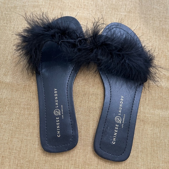 NWOT Chinese Laundry Los Angeles women's sandals black fluffy hair size 7.5 - Picture 2 of 5